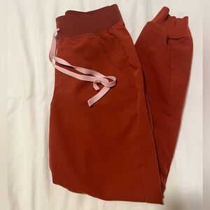 Figs Women’s Auburn Zamora High Waisted Petite Jogger Scrub Pants